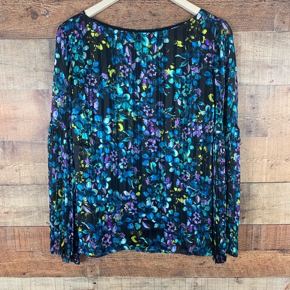 The Limited M Floral Bell Sleeved Blouse NWT - Picture 2 of 6